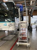 Work platform BEESAFEINDUSTRIaccessrollerfor the automotive industry