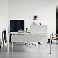 Free-standing desk NUURcontemporarylaminatestraight