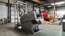 Cylindrical grit separator